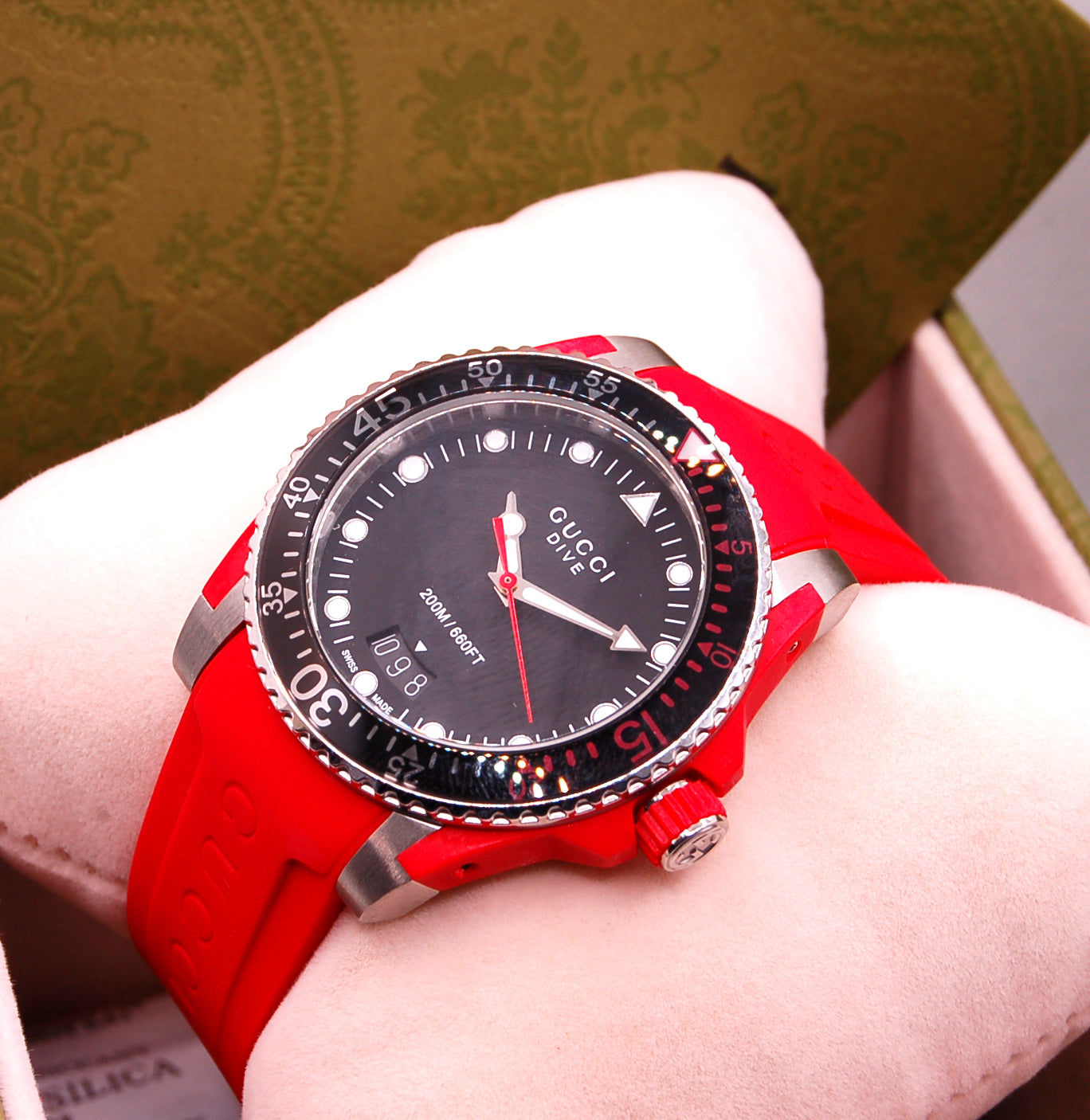 GUCCI MEN'S/Unisex Quartz Watch Model: GUCCIDIVE - YA136309 40mm