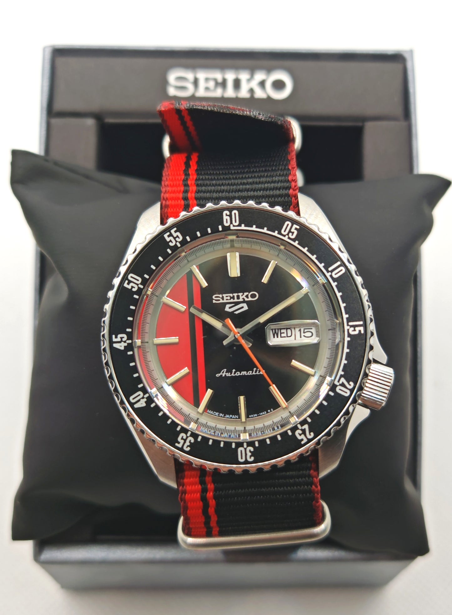 SEIKO SRPK71K1 on scatola vista frontale