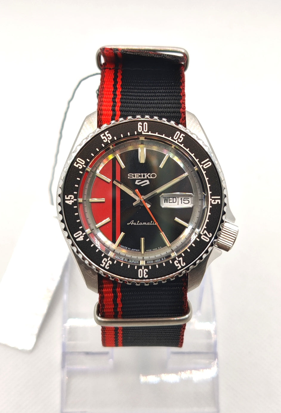 SEIKO SRPK71K1 con stand vista frontale