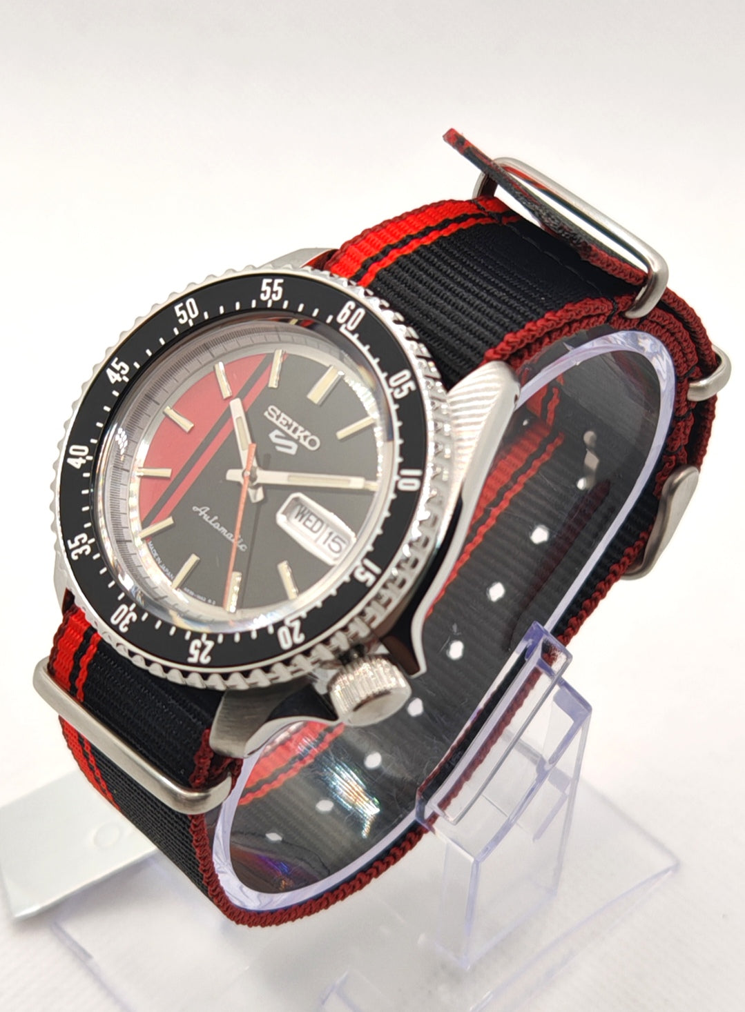 SEIKO SRPK71K1 su stand vista laterale sx