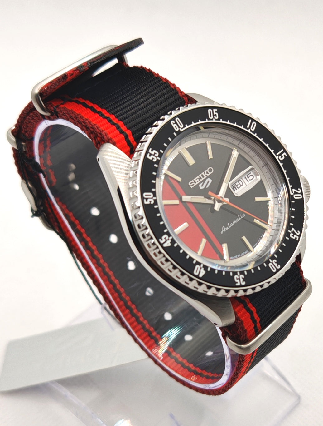 SEIKO SRPK71K1 su stand vista laterale dx