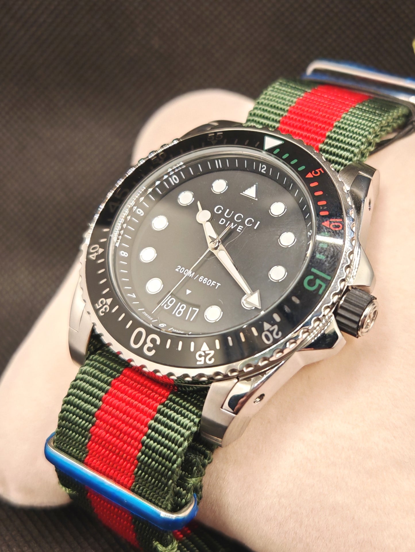GUCCI orologio UOMO DIVE Nero/Tessuto - YA136209 | tikAworld