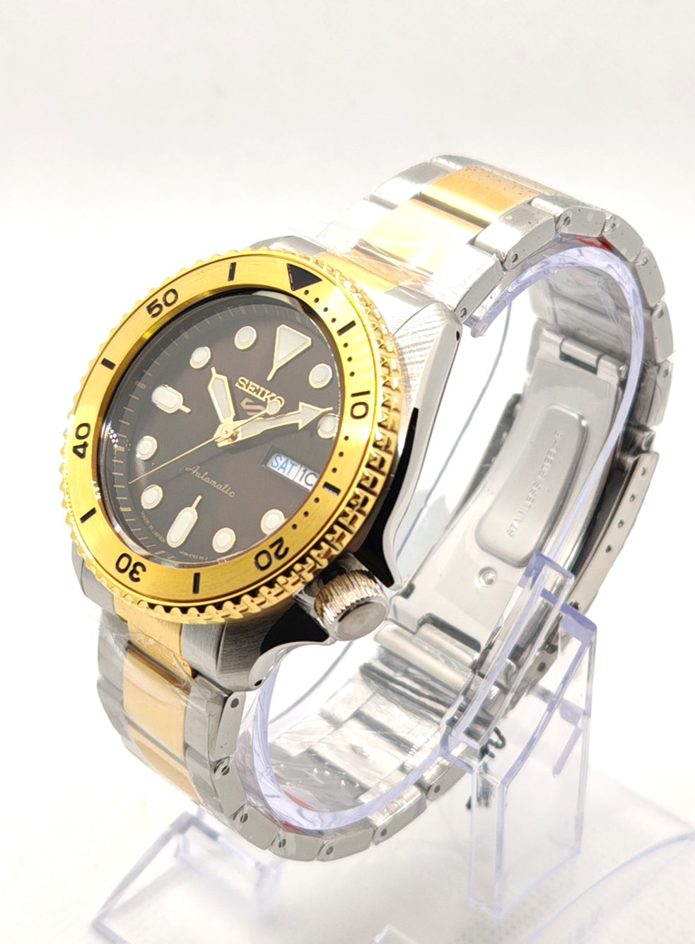 SEIKO SRPK24 su stand vista laterale sinistra