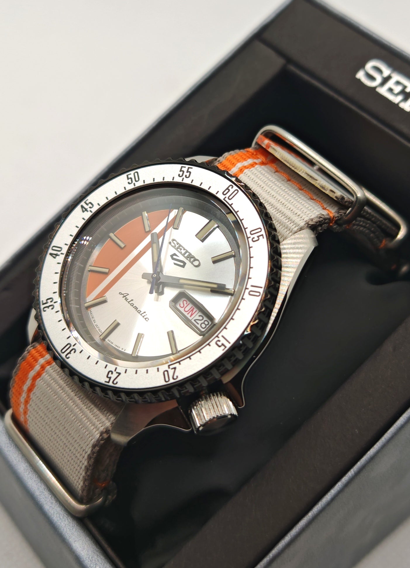 SEIKO SRPK73K1 con scatola vista laterale