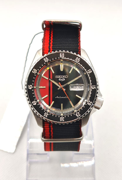 SEIKO SRPK71K1 con stand vista frontale